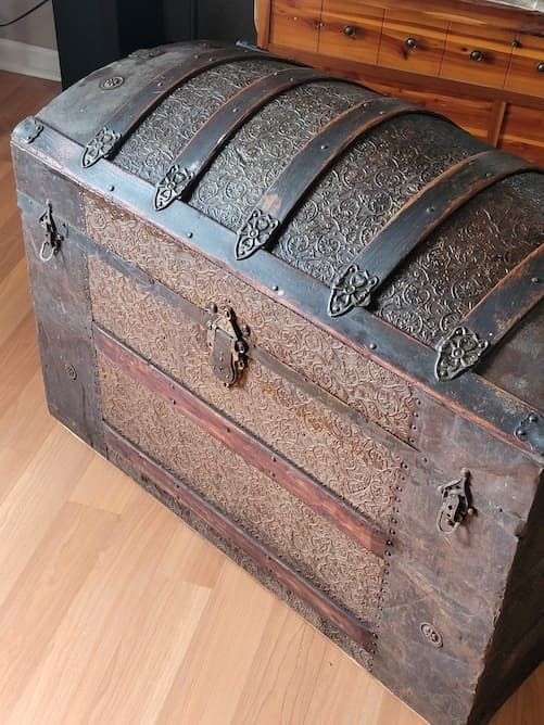 How to clean an old trunk or suitcase
